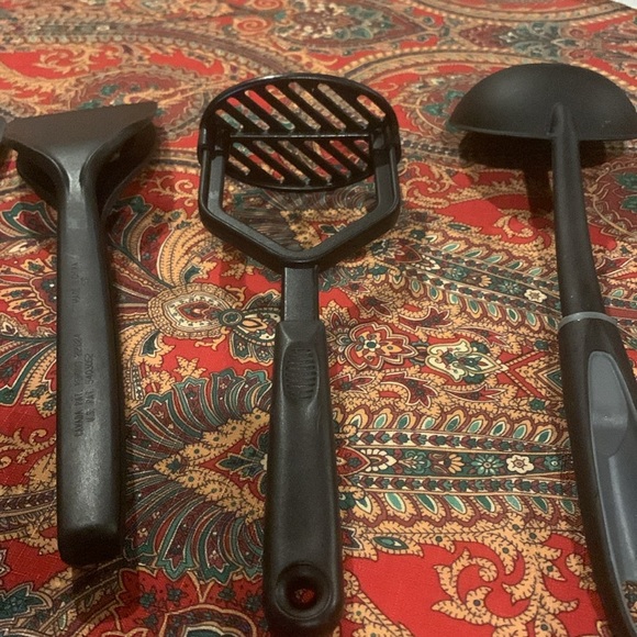 Bundle of 6 black kitchen utensils. Mixed brands. See photos for details. - Picture 8 of 16